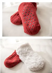Calze a pantofola rosse foderate in pile con gommini antiscivolo per il calore invernale.