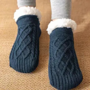 Calze a pantofola in maglia spessa con fodera in pile bianco per il calore invernale