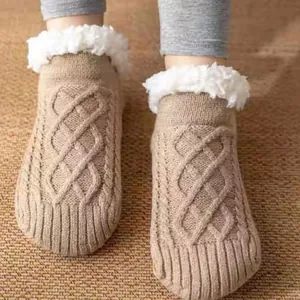 Pantofole in maglia a trecce beige con fodera in pile bianco per l'inverno a casa