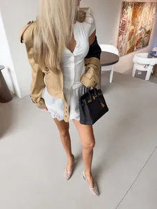 Pantalones cortos de satén blanco con dobladillo de encaje en un entorno de moda