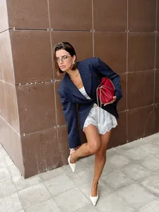 Elegantes pantalones cortos de satén blanco con encaje delicado para un look de verano.