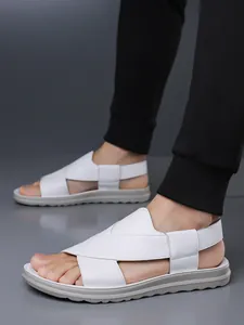 Detailansicht weißer Herren-Sandalen mit strukturierten Riemen und grauer Sohle