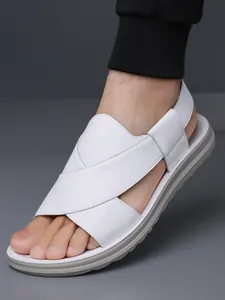 Nahaufnahme weißer Herren-Sandalen mit Krokostruktur und rutschfester grauer Sohle.
