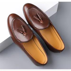 Detaillierte Draufsicht auf stilvolle braune Leder-Loafer mit klassischen dekorativen Quasten
