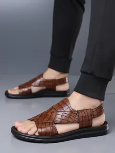 Stilvolle Herren Sandalen mit braunem Krokodilmuster am Fuß für den sommerlichen Strand