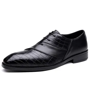 Elegante zwarte herenschoenen voor zakelijk gebruik met krokodillenprint en vetersluiting