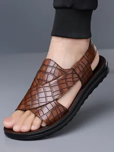 Detailansicht brauner Herren-Sandalen mit Krokostruktur und dicker schwarzer Sohle