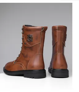 Vista detallada de botas de moto de cuero marrón envejecido para hombre con diseño de calavera