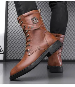 Detalle de botas de moto de cuero marrón con emblema de calavera y remaches de estrella