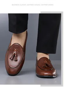 Detailansicht stilvoller brauner Leder-Loafer mit dekorativen Quasten an einem Modell