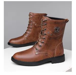 Vista lateral detallada de botas Martin de moto en cuero marrón con calavera de metal