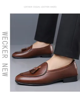 Detaillierte Makroansicht eleganter brauner Leder-Slipper mit Quasten für Herren