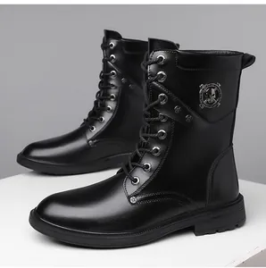 Vista detallada de botas de moto negras para hombre con adorno de calavera metálica