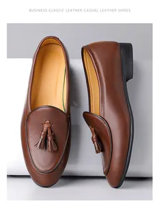 Detailansicht der klassischen braunen Leder-Slipper mit Quasten und weicher Textur für Herren