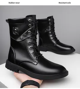 Primer plano de bota de combate de cuero negro con emblema de calavera y cordones