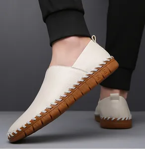Vue détaillée de mocassins en cuir véritable pour hommes avec semelle antidérapante.