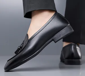 Seitenansicht schwarzer Herren-Loafer mit Quasten, Slip-on-Design und weichem Leder.