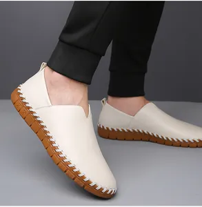 Détail de mocassins en cuir blanc cassé pour hommes avec semelles cousues main
