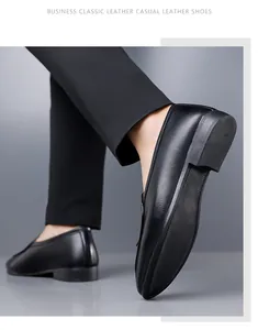 Nahaufnahme eines schwarzen Leder-Slippers mit feiner Narbung und kleinem Absatz