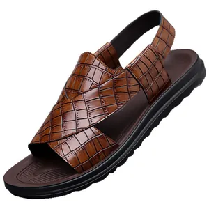 Klassische braune Herren-Sandalen mit Krokoprägung und rutschfester Sohle