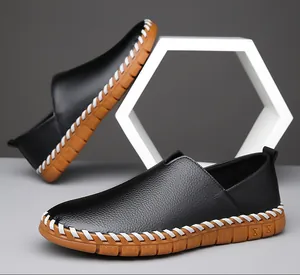 Détail de vue latérale de mocassins en cuir noir pour hommes avec coutures blanches.