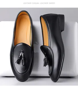 Detailansicht schwarzer Herren-Loafer aus Leder mit dekorativen Quasten und weichem Innenfutter