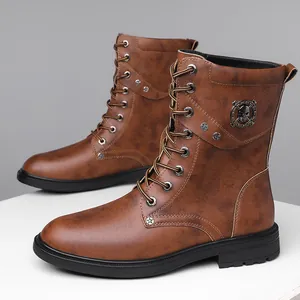 Botas de moto marrones para hombre con emblema de calavera y suela antideslizante
