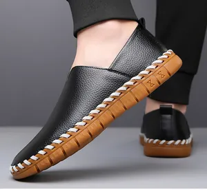 Vue détaillée de mocassins en cuir noir pour hommes avec surpiqûres contrastées