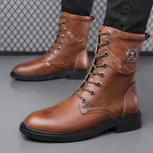 Botas Martin de moto de cuero marrón para hombre con diseño de emblema de calavera