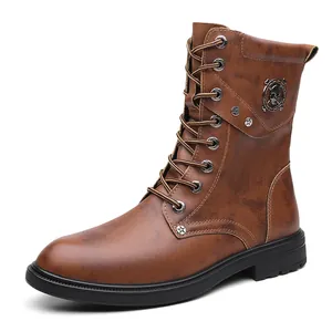 Botas de moto de cuero marrón para hombre con emblema de calavera y suela antideslizante