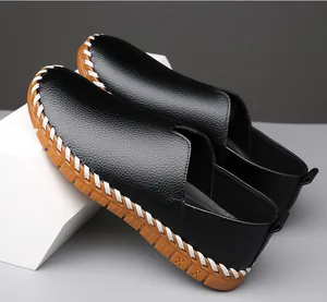 Vue détaillée des mocassins en cuir noir avec bordure de semelle tressée blanche.