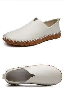 Vues détaillées de profil et de dessus de mocassins en cuir blanc pour hommes, antidérapants