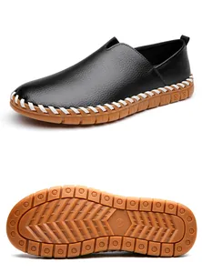 Vue détaillée des mocassins noirs en cuir pour hommes avec semelle antidérapante