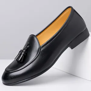 Eleganti mocassini neri da uomo con nappe, scarpe classiche in pelle senza lacci