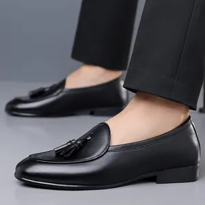 Eleganti mocassini neri da uomo con nappe, design slip-on e suola in gomma antiscivolo.