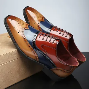 Dettaglio di scarpe brogue da uomo in vernice bicolore con classico motivo wingtip
