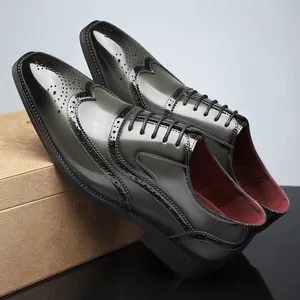 Dettaglio di scarpe Brogue lucide da uomo con intagli intricati e design stringato