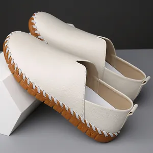 Mocassins pour hommes en cuir véritable blanc cassé avec semelle antidérapante.