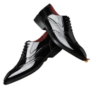 Scarpe stringate brogue da uomo in nero lucido con eleganti dettagli traforati alati