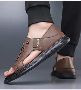 Gedetailleerde weergave van bruine herensandalen voor de zomer met antislip rubberen zool