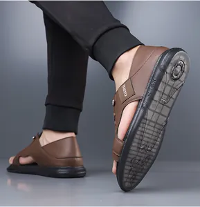 Gedetailleerde macroweergave van de antislip rubberen zool van bruine herensandalen