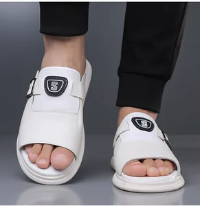 Détail rapproché des sandales romaines blanches pour homme avec semelle souple antidérapante