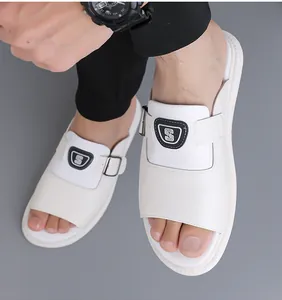 Vue détaillée de sandales en cuir blanc pour hommes avec boucle réglable et logo S