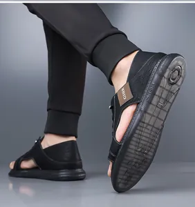 Gedetailleerde weergave van zwarte herensandalen met antislipzool en een zijlabel.