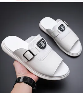 Vue détaillée de sandales blanches pour hommes avec boucle et finition texturée