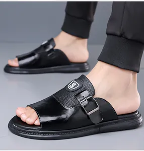 Gros plan détaillé de sandales romaines en cuir noir pour homme avec boucle et semelle souple.