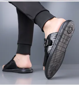 Vue détaillée des claquettes antidérapantes noires pour hommes avec semelle et boucle