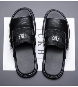 Gros plan de claquettes noires de haute qualité pour hommes avec texture en cuir et boucles