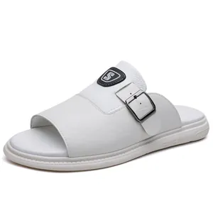 Claquettes blanches élégantes pour hommes avec boucle réglable et semelle antidérapante