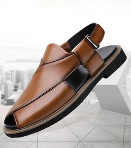 Detailansicht stilvoller brauner Leder-Herrensandalen mit verstellbarem Riemen